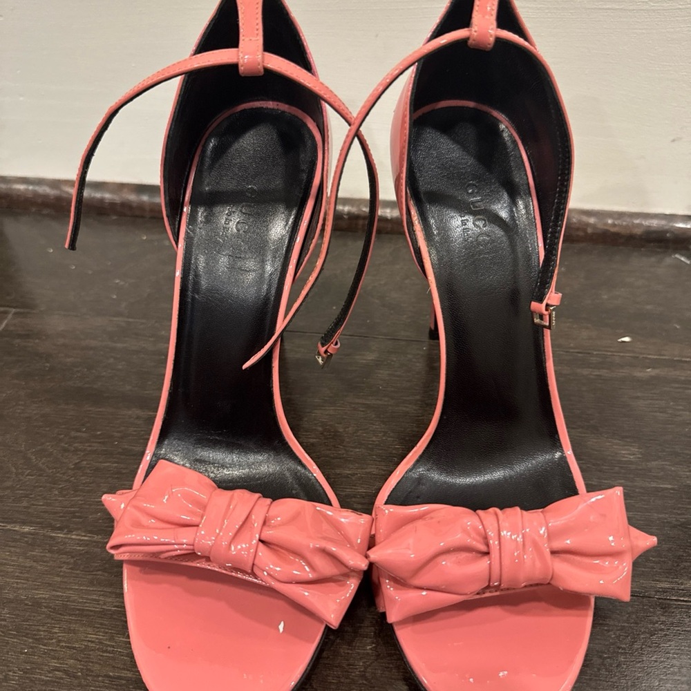 Gucci pink patent Heels with Bow Detail